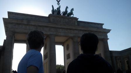 Jan und Simon vor dem Brandenburger Tor