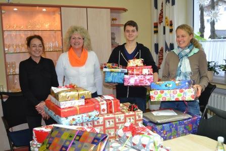 Die Mitarbeiterinnen des Ambulanten Dienstes Roswitha Pilger und Heike Brüggemann freuen sich über die vielen Geschenke für ihre Familien